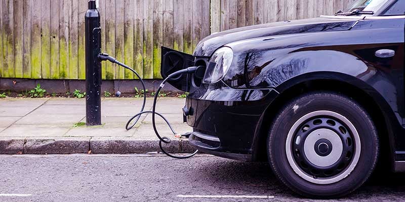 Så kan man ladda bilen i lyktstolpen