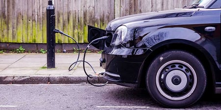 Så kan man ladda bilen i lyktstolpen
