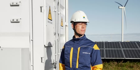 Man framför en elanläggning