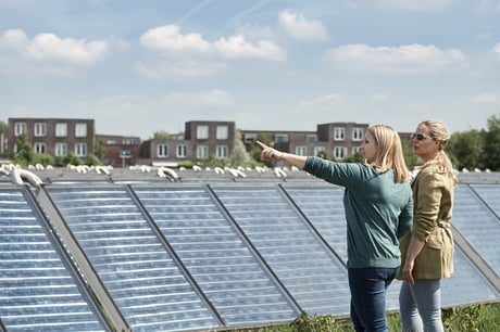 Medium Screen 72 DPI-Vattenfall_Customer_Women_Solar_Panels_Residental_Area_122
