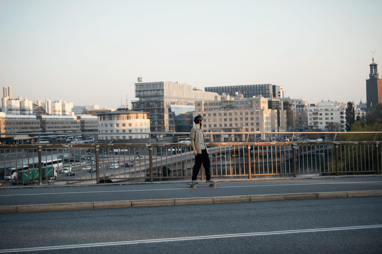 Medium Screen 72 DPI-Vattenfall_brand_sthlm_city_man_eskate_bridge