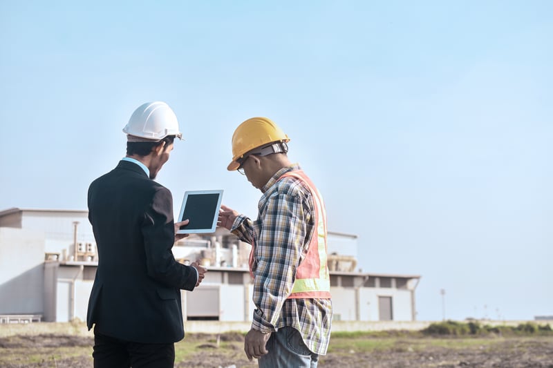 Två personer men hjälp tittar på en läsplatta