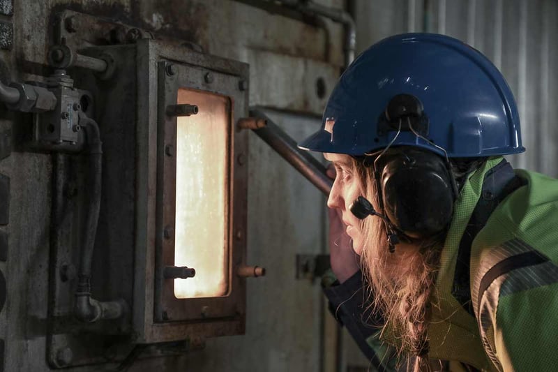 Kvinna tittar in i förbränningsanläggning