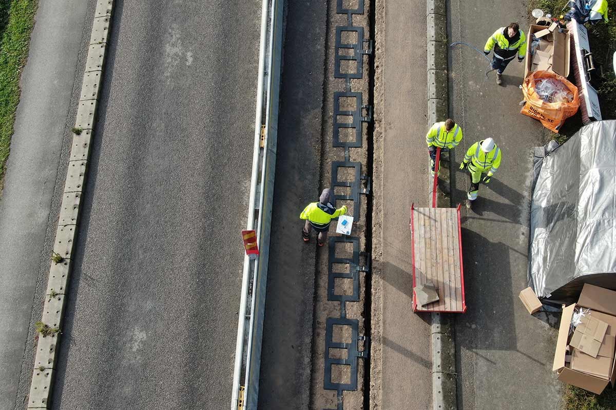 Gummiplattor med kopparspolar monteras i vägen