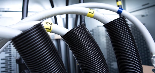 Närbild på elkablar