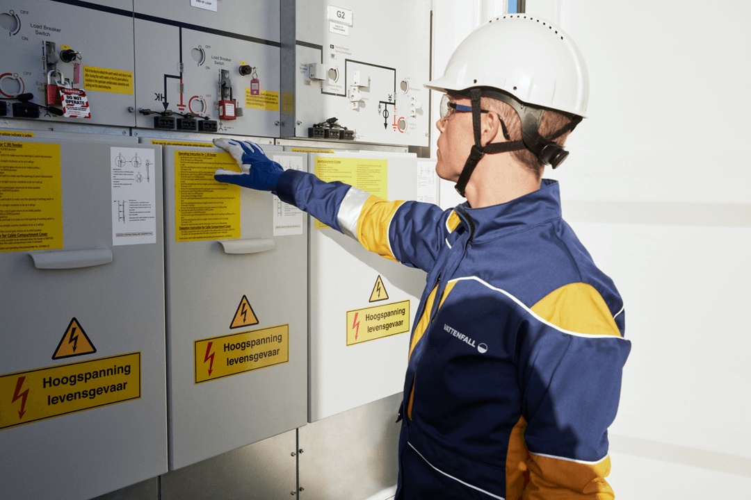 Man framför elanläggning