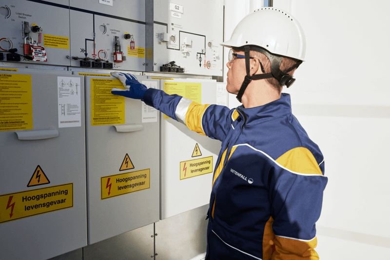 Man framför elanläggning