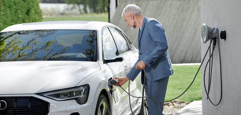 En man laddar sin elbil